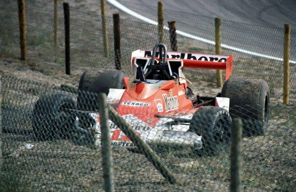 De Grand Prix van Zandvoort lijkt er toch echt te gaan komen! Maar als we Max Verstappen vervolgens horen zeggen dat het circuit er nog net zo bij ligt als 40 jaar geleden hopen we niet dat ie het ook over de vanghekken heeft... ?